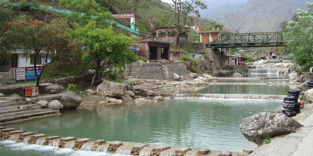 tourist places near bus stand dehradun